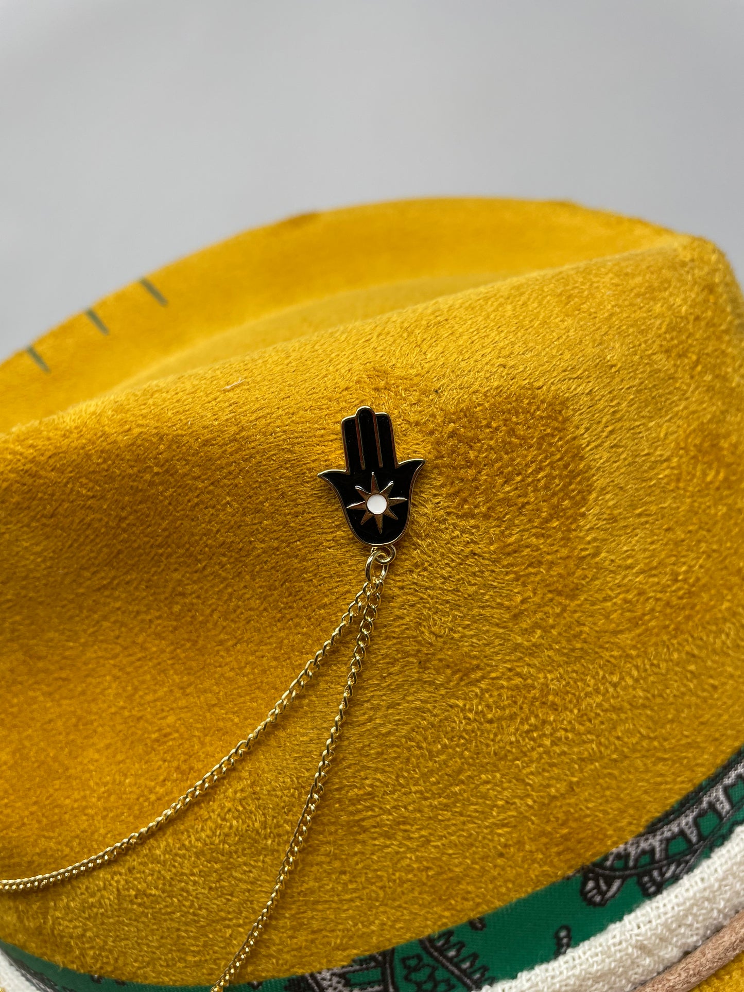 Hat with pin mostaza