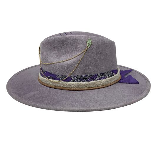 Hat with pin lila