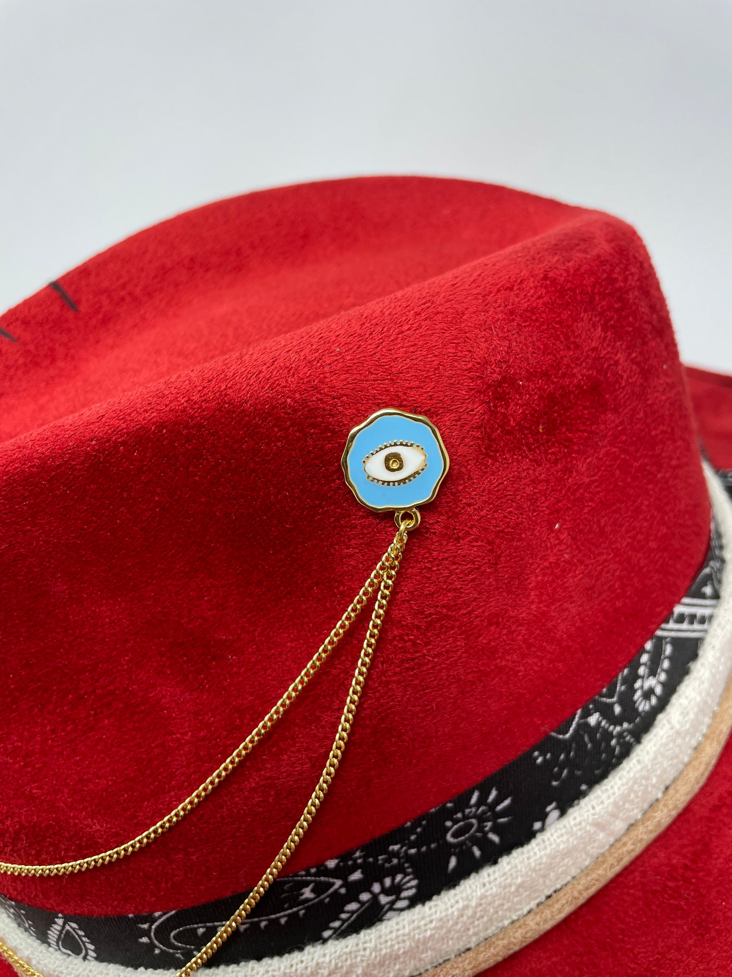 Hat with pin Rojo